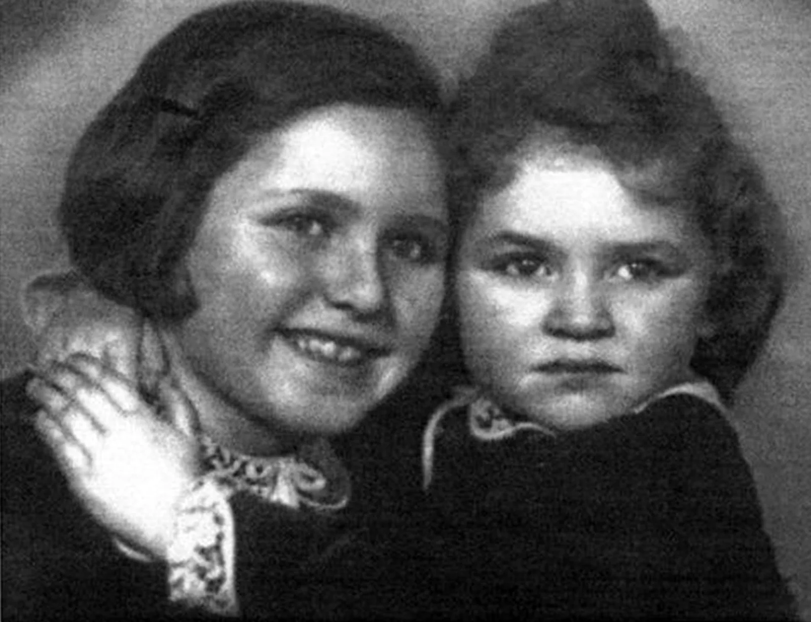 Eva and her older sister Milena as children.