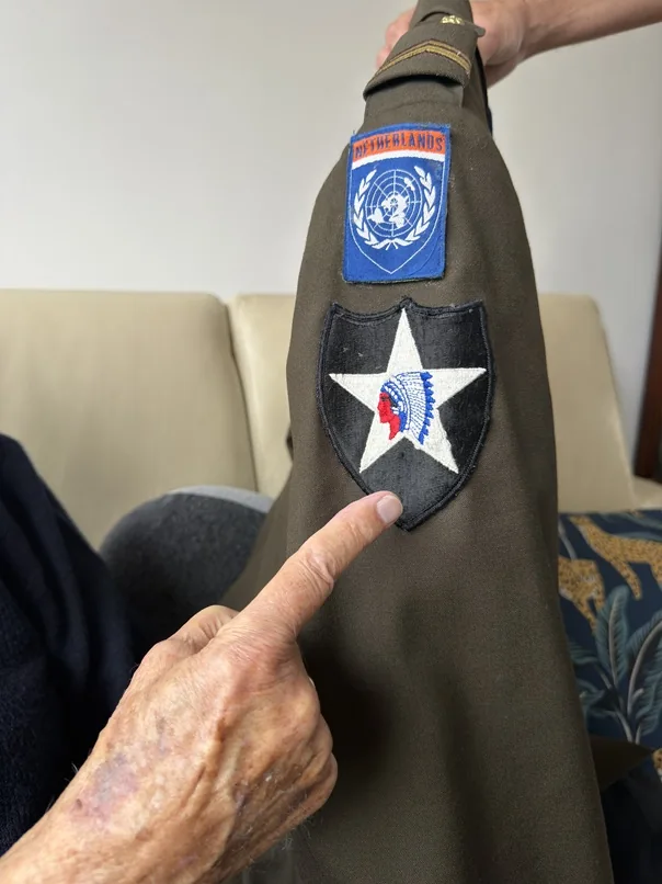 Herman van der Leelie’s uniform showing Netherlands, United Nations and U.S. 2nd Infantry Division insignia.
