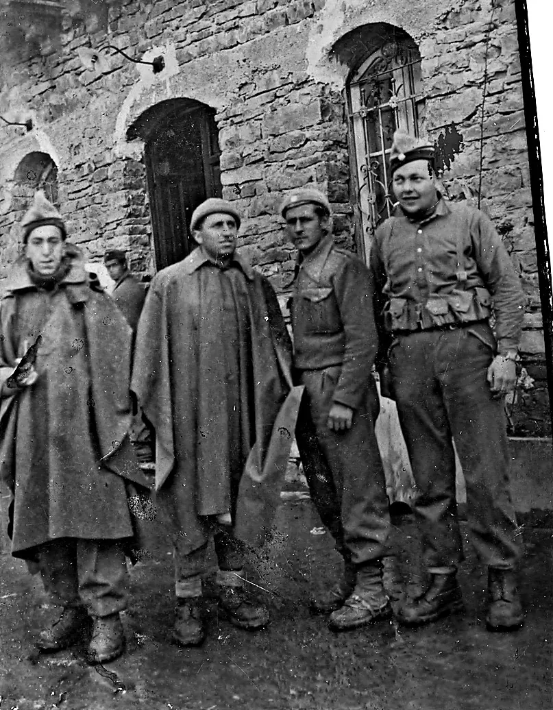 A historical photograph of soldiers accompanying Joan Escudé i Farriol’s story.