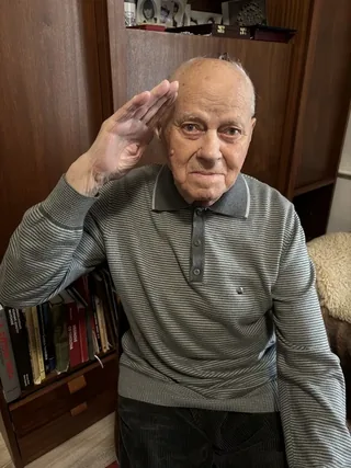Jan Ihnatík saluting.