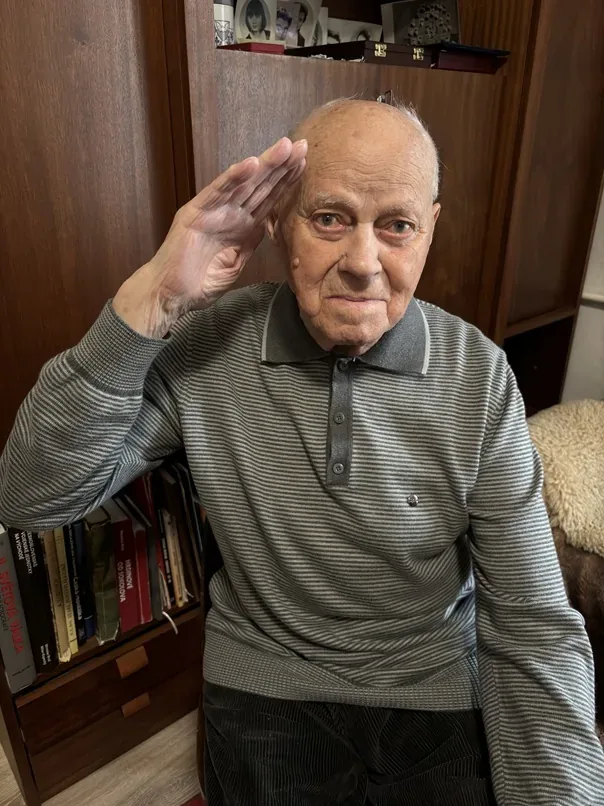 Jan Ihnatík saluting.