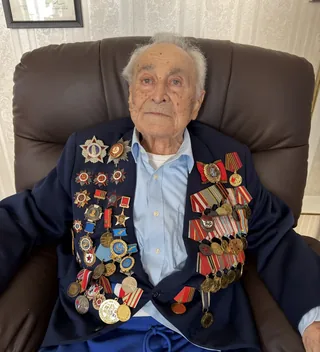 Leonid Rozenberg wearing his wartime decorations.